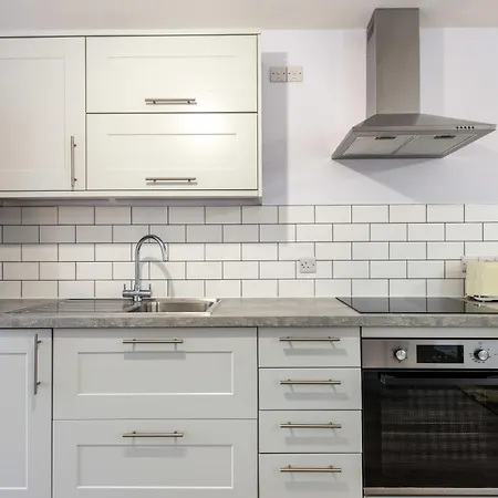 Modern 1 Bedroom *